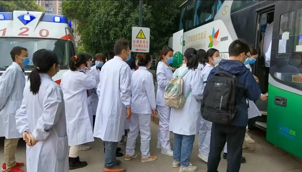 江西省胸科醫(yī)院4輛移動(dòng)方艙P(yáng)CR實(shí)驗(yàn)室、45名應(yīng)急隊(duì)員緊急弛援鉛山