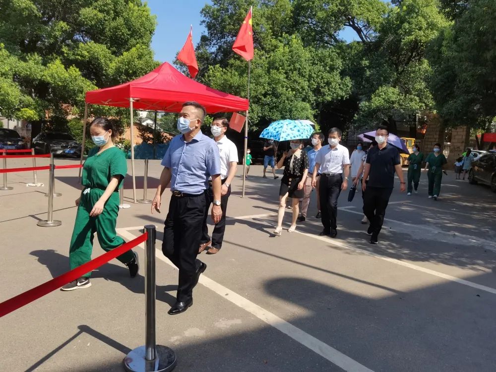 江西省胸科醫(yī)院領(lǐng)導(dǎo)赴經(jīng)開區(qū)核酸采樣點(diǎn)慰問采樣隊(duì)員