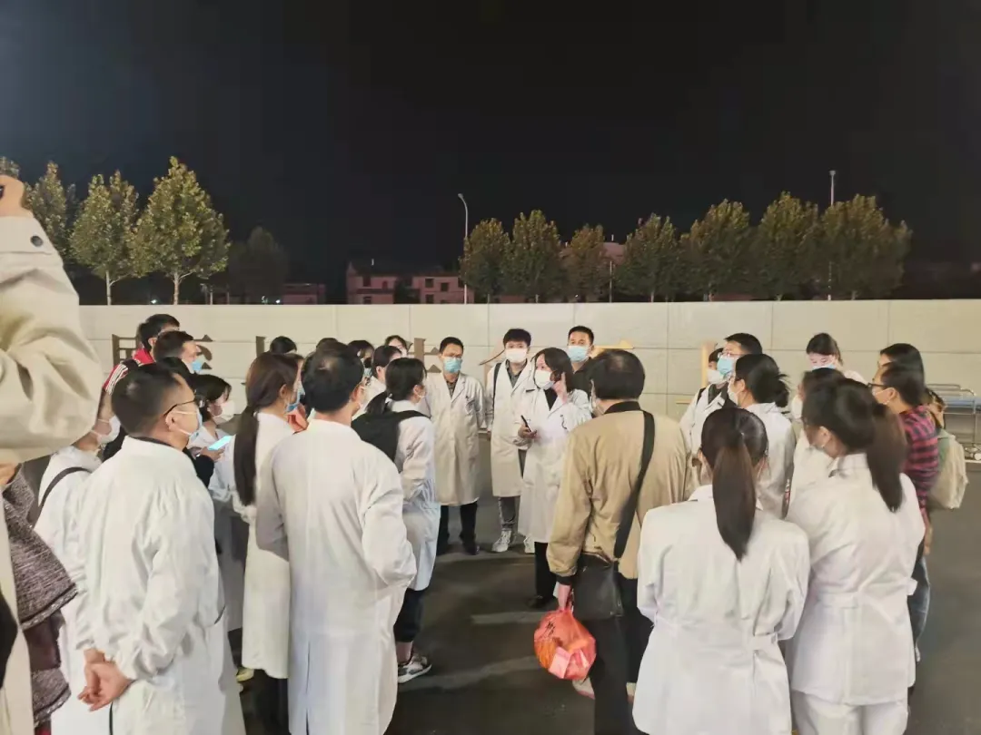 江西省胸科醫(yī)院4輛移動(dòng)方艙P(yáng)CR實(shí)驗(yàn)室、45名應(yīng)急隊(duì)員緊急弛援鉛山