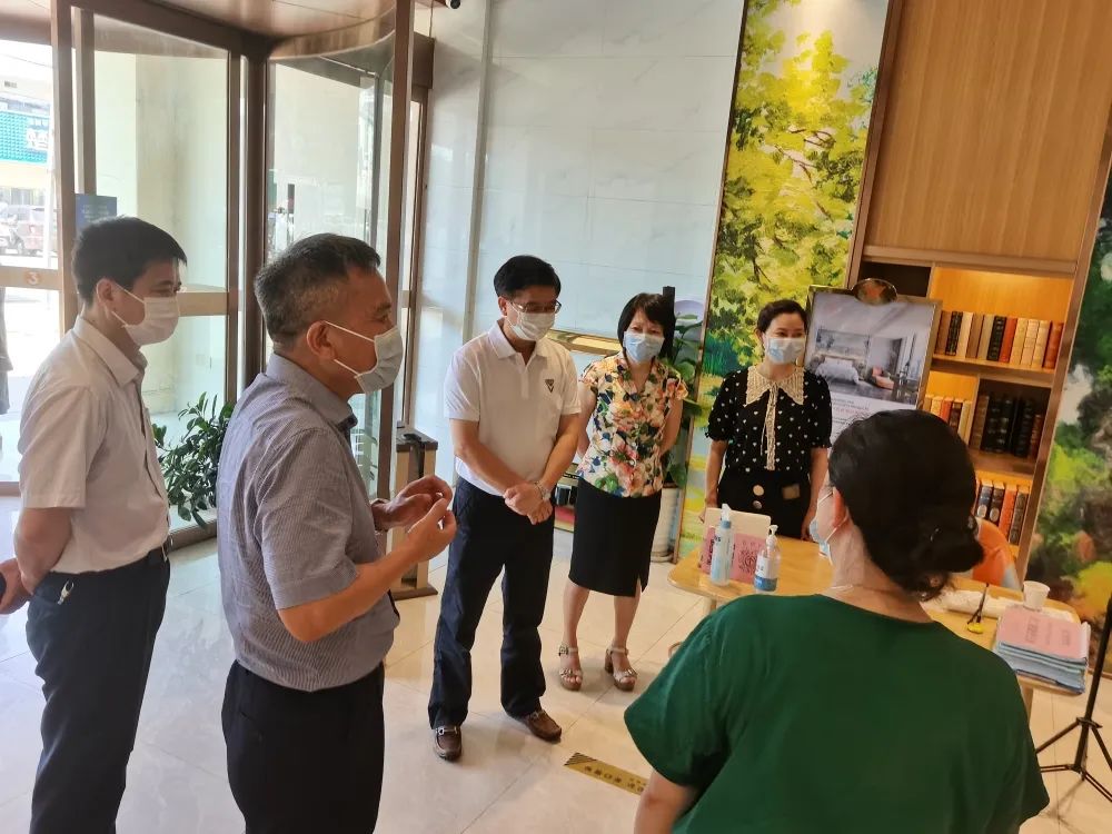 江西省胸科醫(yī)院領(lǐng)導(dǎo)赴經(jīng)開區(qū)核酸采樣點(diǎn)慰問采樣隊(duì)員