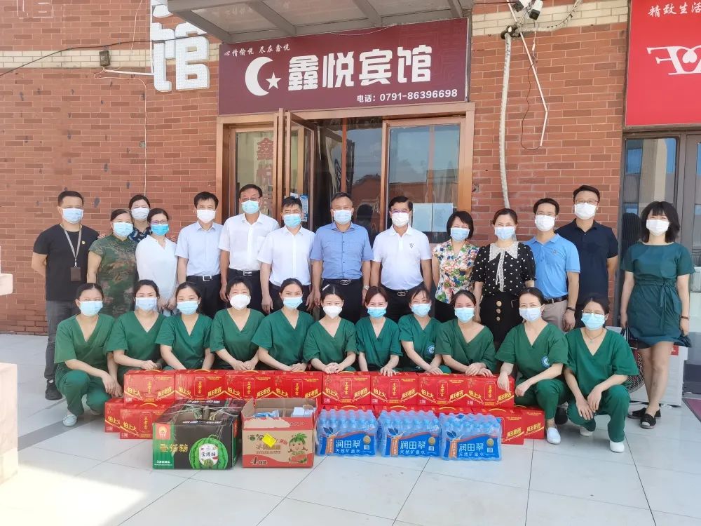 江西省胸科醫(yī)院領(lǐng)導(dǎo)赴經(jīng)開區(qū)核酸采樣點(diǎn)慰問采樣隊(duì)員