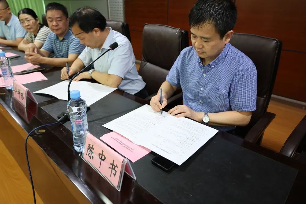 全省醫(yī)聯(lián)體巡禮活動暨肺部腫瘤專科醫(yī)院醫(yī)聯(lián)體簽約啟動儀式舉行