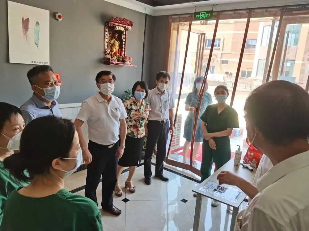 江西省胸科醫(yī)院領(lǐng)導(dǎo)赴經(jīng)開區(qū)核酸采樣點(diǎn)慰問采樣隊(duì)員