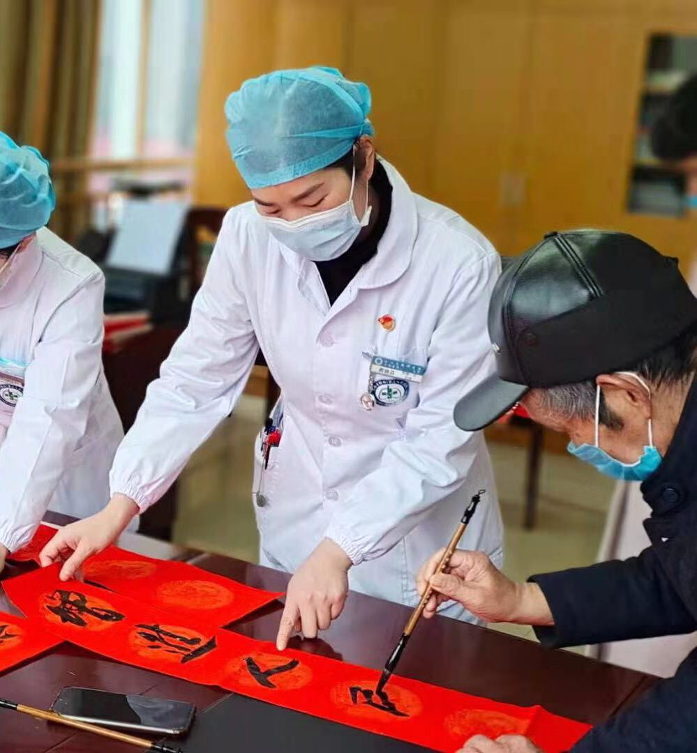 寫春聯(lián)送祝福 醫(yī)患同心迎新年