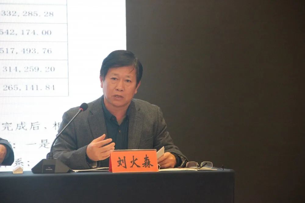 副院長劉火森同志宣讀《關(guān)于江西省胸科醫(yī)院在編職工參加機(jī)關(guān)事業(yè)單位工作人員養(yǎng)老保險(xiǎn)相關(guān)情況的報(bào)告》